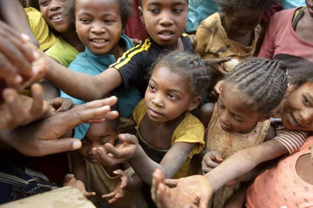 IMAGO Nature: Unsere Erde, Umweltprobleme, Welthunger IMAGO Creative: Hunger Hungrige Kinder mit ausgestreckten Händen, Dorf Analakely, Tanambao Commune, Madagaskar, Afrika Copyright: imageBROKER FlorianxKopp iblflk04484411.jpg
