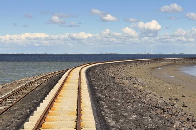  Gleise des Lorendamm im Halligland, Wattenmeer bei Hallig Oland, Nordfriesland, Schleswig-Holstein, Deutschland, Europa Copyright: imageBROKER/MichaelxNarten ibxmna04484872.jpg