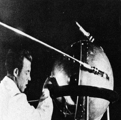 IMAGO History, Sowjetunion startet Sputnik, den ersten von Menschen gebauten Satelliten: 1957 A technician putting the finishing touches on Sputnik 1, humanity s first artificial satellite. On Oct. 4, 1957, Sputnik 1 successfully launched from Baikonur in Kazakhstan and entered Earth s orbit. Thus, began the space age. The successful launch shocked the world, giving the former Soviet Union the distinction of putting the first human-made object into space. The word Sputnik originally meant fellow traveler, but has become synonymous with satellite in modern Russian. - ZUMAz03_ 19571004_clb_z03_053 Copyright: xAsifxA.xSiddiqix