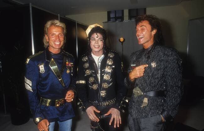 Jul. 04, 1988 - Cologne, Germany - CHECK MY FLAIR - MICHAEL JACKSON confers before his concert with Vegas magicians SIEGFRIED and ROY. Michael commissioned for million the famous magicians to make a disappearing magic trick for his act for the on going The Bad World Tour. First solo world concert tour by Jackson, covering Japan, Australia, United States and Europe from 1987 to 1989. Sponsored by Pepsi included 123 concerts to 4.4 million fans across 15 countries. Grossed 25 million, adding two new entries in the Guinness Book of World Records for the largest grossing tour in history - ZUMAm30_ 19880704_sha_m30_247 Copyright: xScottxMcxKiernanx