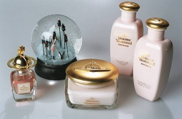 Holiday gift guide Vivienne Westwood products. Bee Studio Richard Gilmore Monday, November 20, 2000. ZUMA Press - ZUMAs76_ 20000922_aab_s76_143 Copyright: xRICHARDxGILMOREx