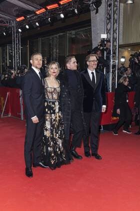 Charlie Hunnam, Sienna Miller, Robert Pattinson und James Gray auf der Berlinale 2017 Charlie Hunnam, Sienna Miller, Robert Pattinson und James Gray (l-r) auf der Berlinale für den Film The Lost City Of Z am 14.02.2017