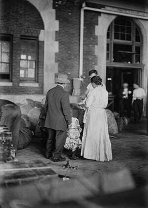 November 21, 2016 - Immigrant Family Arriving at Ellis Island, New York City, New York, USA, Bain News Service, March 1917 - ZUMAg145 20161121_zza_g145_005 Copyright: xJTxVintagex