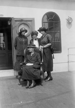 IMAGO ICONS: Marie Curie December 6, 2016 - Physicist Marie Curie (seated) with her daughters Irene and Eve, and Mrs. William B. Maloney (center), on RMS OIympic, Arriving in New York City, New York, USA, to Raise Funds for Radium Research, Bain News Service, 1921 - ZUMAg145 20161206_zza_g145_014 Copyright: xJTxVintagex