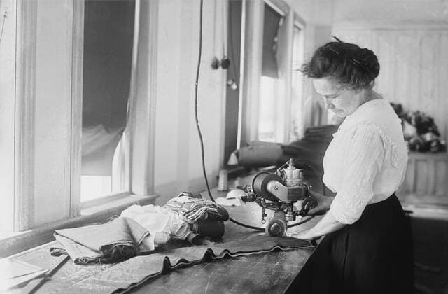 November 28, 2016 - Woman Cutting Flag Stripes for American Flags, Brooklyn Navy Yard, Brooklyn, New York, USA, Bain News Service, July 1917 - ZUMAg145 20161128_zza_g145_012 Copyright: xJTxVintagex