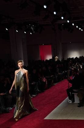New York Fashion Week - Naeem Khan Modenschau A model presents a creation of Naeem Khan during the 2017 New York Fashion Week in New York City, the United States, on Feb. 14, 2017. ) U.S.-NEW YORK-FASHION WEEK-NAEEM KHAN LixRui 