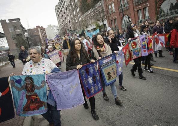 Frauen demonstrieren in Vancouver, Kanada People participate in the Women s Memorial March in Vancouver, Canada, Feb.14, 2017. Thousands of people attend the 27th annual Women s Memorial March to remember women who have died due to physical, mental and emotional violence and to call the public attention about the issue on violence against women.)(gj) CANADA-VANCOUVER-WOMEN S MEMORIAL MARCH LiangxSen 