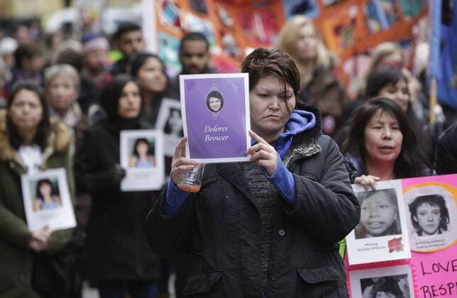 Bilder des Tages Frauen demonstrieren in Vancouver, Kanada People hold photos of female victims during the Women s Memorial March in Vancouver, Canada, Feb.14, 2017. Thousands of people attend the 27th annual Women s Memorial March to remember women who have died due to physical, mental and emotional violence and to call the public attention about the issue on violence against women.)(gj) CANADA-VANCOUVER-WOMEN S MEMORIAL MARCH LiangxSen 