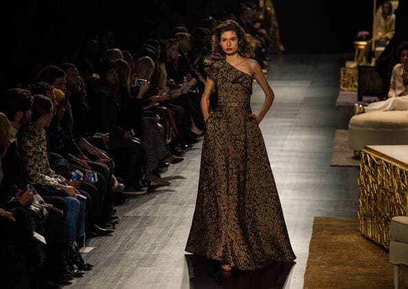 New York Fashion Week - Badgley Mischka Modenschau A model presents a creation of Badgley Mischka during the 2017 New York Fashion Week in New York City, the United States, on Feb. 14, 2017. )(zhf) U.S.-NEW YORK-FASHION WEEK-BADGLEY MISCHKA LixRui 