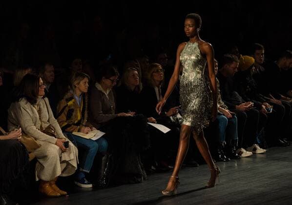 New York Fashion Week - Badgley Mischka Modenschau A model presents a creation of Badgley Mischka during the 2017 New York Fashion Week in New York City, the United States, on Feb. 14, 2017. )(zhf) U.S.-NEW YORK-FASHION WEEK-BADGLEY MISCHKA LixRui 