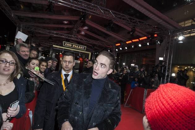 Robert Pattinson gibt Autogramme auf der Berlinale für den Film The Lost City Of Z am 14.02.2017 Robert Pattinson gibt Autogramme auf der Berlinale für den Film The Lost City Of Z am 14.02.2017