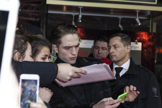 Robert Pattinson gibt Autogramme auf der Berlinale für den Film The Lost City Of Z am 14.02.2017 Robert Pattinson gibt Autogramme auf der Berlinale für den Film The Lost City Of Z am 14.02.2017