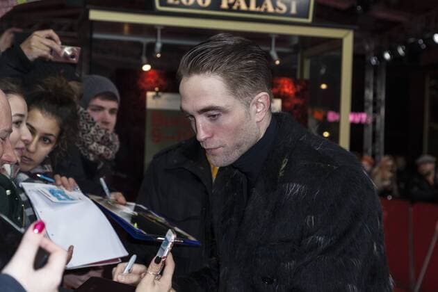 Robert Pattinson gibt Autogramme auf der Berlinale für den Film The Lost City Of Z am 14.02.2017 Robert Pattinson gibt Autogramme auf der Berlinale für den Film The Lost City Of Z am 14.02.2017