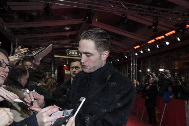 Robert Pattinson gibt Autogramme auf der Berlinale für den Film The Lost City Of Z am 14.02.2017 Robert Pattinson gibt Autogramme auf der Berlinale für den Film The Lost City Of Z am 14.02.2017