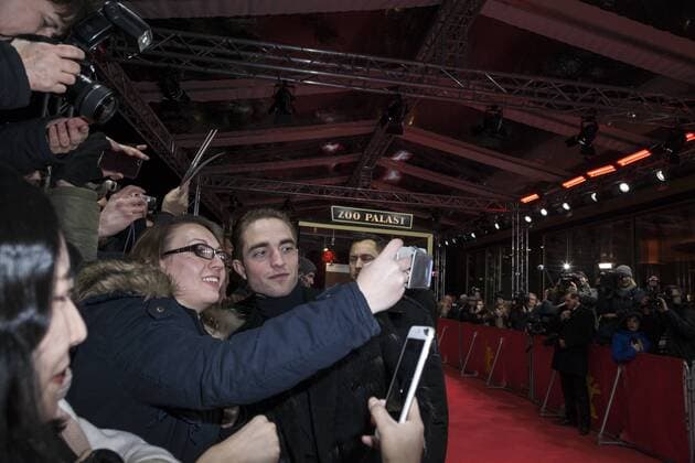 Robert Pattinson gibt Autogramme auf der Berlinale für den Film The Lost City Of Z am 14.02.2017 Robert Pattinson gibt Autogramme auf der Berlinale für den Film The Lost City Of Z am 14.02.2017