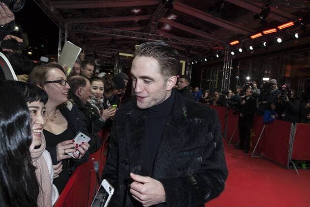 Robert Pattinson gibt Autogramme auf der Berlinale für den Film The Lost City Of Z am 14.02.2017 Robert Pattinson gibt Autogramme auf der Berlinale für den Film The Lost City Of Z am 14.02.2017