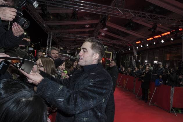 Robert Pattinson gibt Autogramme auf der Berlinale für den Film The Lost City Of Z am 14.02.2017 Robert Pattinson gibt Autogramme auf der Berlinale für den Film The Lost City Of Z am 14.02.2017