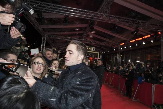 Robert Pattinson gibt Autogramme auf der Berlinale für den Film The Lost City Of Z am 14.02.2017 Robert Pattinson gibt Autogramme auf der Berlinale für den Film The Lost City Of Z am 14.02.2017