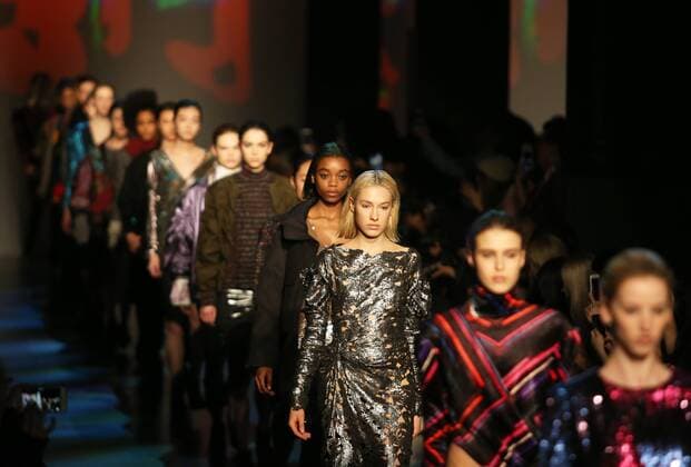 Models present creations of Vivienne Tam during the 2017 New York Fashion Week in New York, the United States, on Feb. 15, 2017. ) (zy) U.S.-NEW YORK-FASHION WEEK-VIVIENNE TAM QinxLang 