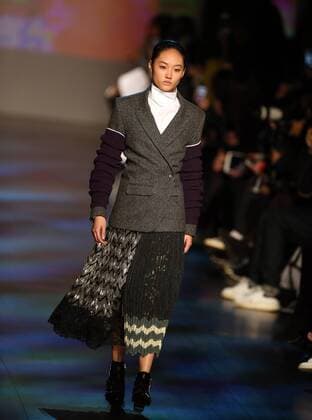 A model presents a creation of Vivienne Tam during the 2017 New York Fashion Week in New York, the United States, on Feb. 15, 2017. ) (zy) U.S.-NEW YORK-FASHION WEEK-VIVIENNE TAM QinxLang 