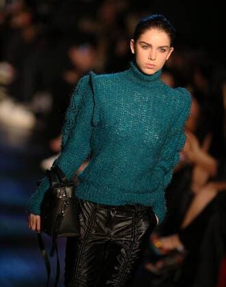 A model presents a creation of Vivienne Tam during the 2017 New York Fashion Week in New York, the United States, on Feb. 15, 2017. ) (zy) U.S.-NEW YORK-FASHION WEEK-VIVIENNE TAM QinxLang 