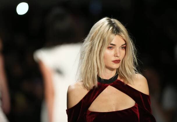 A model presents a creation of Bibhu Mohapatra during the 2017 New York Fashion Week in New York, the United States, on Feb. 15, 2017. ) (zy) U.S.-NEW YORK-FASHION WEEK-BIBHU MOHAPATRA QinxLang 