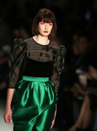 A model presents a creation of Bibhu Mohapatra during the 2017 New York Fashion Week in New York, the United States, on Feb. 15, 2017. ) (zy) U.S.-NEW YORK-FASHION WEEK-BIBHU MOHAPATRA QinxLang 