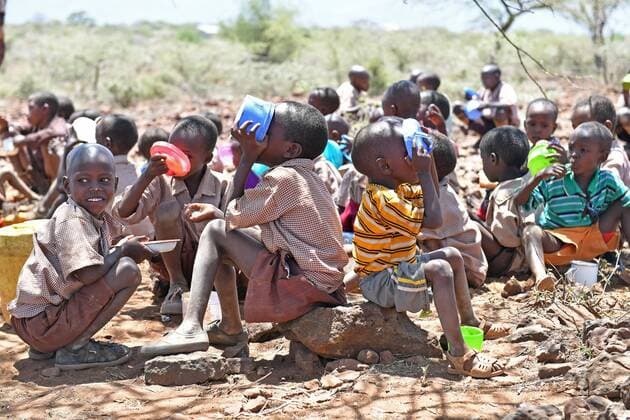 IMAGO Nature: Unsere Erde, Klimawandel, Dürren KAJIADO (KENYA), Students of the Olomayiana West Primary School enjoy their lunch, porridge cooked with government aid food, at Olomayiana West Primary School in Kajiado County, Kenya, Feb. 15, 2017. The Kenyan government last Friday declared the current drought affecting 23 arid and semi-arid counties and pockets of other areas a national disaster. The UN Food and Agriculture Organization (FAO) have warned that Kenya is facing a severe drought and with it a rise in food insecurity. ) (zjy) KENYA-KAJIADO-DROUGHT SunxRuibo 