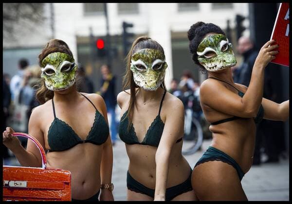 . 17 02 2017. London, United Kingdom. Peta models wearing crocodile masks stage a protest against the use of crocodile skin being used in fashion, on the first day of London Fashion Week on The Strand, London, UK.  xBenxStevensx xi-Imagesx IIM-14409-0010