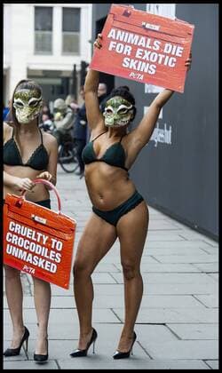 . 17 02 2017. London, United Kingdom. Peta models wearing crocodile masks stage a protest against the use of crocodile skin being used in fashion, on the first day of London Fashion Week on The Strand, London, UK.  xBenxStevensx xi-Imagesx IIM-14409-0013