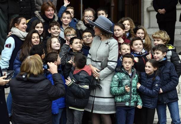 Belgische Royals anlässlich einer Messe für die Verstorbenen der Familie Queen Mathilde of Belgium poses with some children after a special Mass to commemorate the deceased members of the Belgian Royal Family, at the Onze-Lieve-Vrouwkerk - Eglise Notre-Dame, in Laeken-Laken, Brussels, Friday 17 February 2017.  ERICxLALMAND 05049239