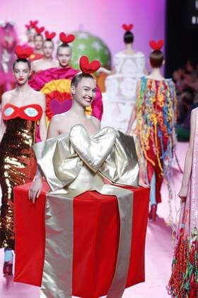 A model takes to the catwalk wearing a design of the 2017 18 autum-winter collection by Spanish designer Agatha Ruiz de la Prada during the Mercedes-Benz Fashion Week Madrid (MBFWM) at the IFEMA Congresses and Events center in Madrid, 17 February 2017. THE MBFWM run from 16 to 21 February. Agatha Ruiz de la Prada at the Mercedes-Benz Fashion Week Madrid !ACHTUNG: NUR REDAKTIONELLE NUTZUNG!  Copyright: xZipix GRA229 20170217-636229379275970335