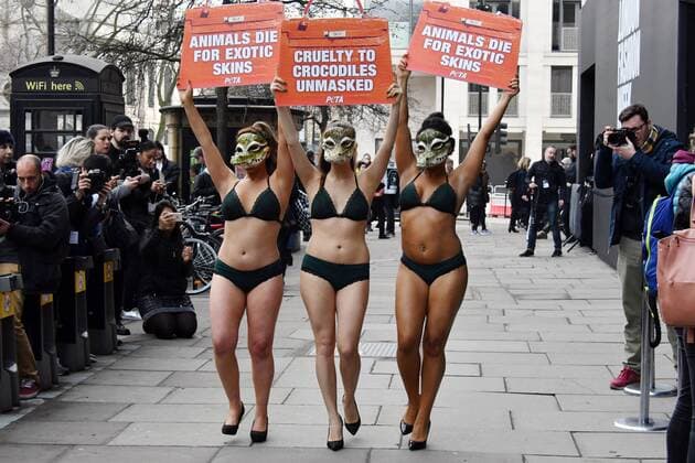 Bilder des Tages . 17 02 2017. London, United Kingdom. PETA models crash London Fashion Week. A trio of nearly naked models dressed in little more than lingerie and crocodile masks crash the first day of London Fashion Week, brandishing signs proclaiming, Cruelty to Crocodiles Unmasked and Animals Die for Exotic Skins. The action follows a recent PETA expose of crocodile farms in Vietnam including two that have supplied skins to a tannery owned by Louis Vuitton s parent company, LVMH which revealed that the animals are confined to tiny pits and sometimes hacked apart while they re still alive and thrashing, at 180 The Strand, London  xNilsxJorgensenx xi-Imagesx IIM-14415-0001