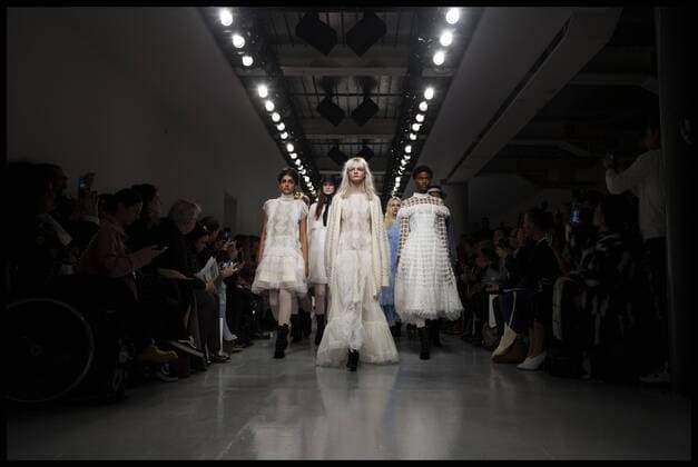 Bilder des Tages London Fashion Week - Bora Aksu Modenschau . 17 02 2017. London, United Kingdom. Models walk the catwalk at the Bora Aksu show on the opening day of London Fashion Week 2017 at 180 The Strand, London, UK,  xBenxStevensx xi-Imagesx IIM-14413-0005