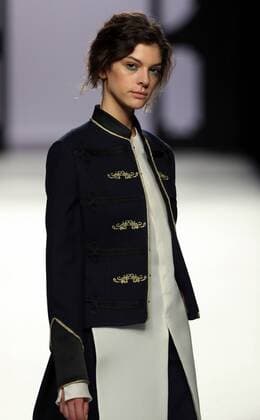 A model takes to the catwalk with a creation from the Fall Winter 2017 collection of the firm Devota & Lomba at the Mercedes-Benz Fashion Week Madrid (MBFWM) held at the IFEMA Congress and Events center in Madrid, 17 February 2017. THE MBFWM runs from 16 to 21 February. MADRID FASHION WEEK !ACHTUNG: NUR REDAKTIONELLE NUTZUNG!  Copyright: xJ.J.xGuillenx 20170217-636229531102343602