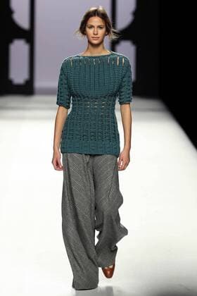 A model takes to the catwalk with a creation from the Fall Winter 2017 collection of the firm Devota & Lomba at the Mercedes-Benz Fashion Week Madrid (MBFWM) held at the IFEMA Congress and Events center in Madrid, 17 February 2017. THE MBFWM runs from 16 to 21 February. MADRID FASHION WEEK !ACHTUNG: NUR REDAKTIONELLE NUTZUNG!  Copyright: xJ.J.xGuillenx 20170217-636229531752231270