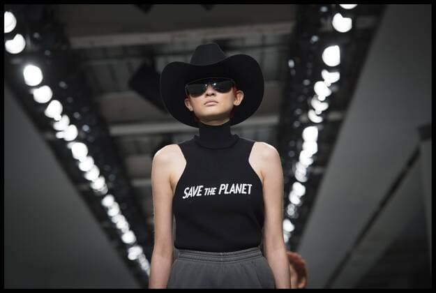 . 17 02 2017. London, United Kingdom. Models walk the catwalk at the Ashley Williams show on the opening day of London Fashion Week 2017 at 180 The Strand, London, UK.  xBenxStevensx xi-Imagesx IIM-14419-0018