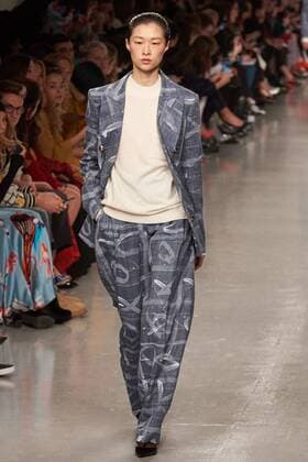 February 17, 2017 - London, United Kingdom - A model walks the runway at the Teatum Jones show during the London Fashion Week February 2017 collections on February 17, 2017 in London, England. London United Kingdom  - ZUMAn230 20170217_zaa_n230_406 Copyright: xKarynxLouisex