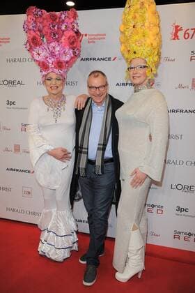 Volker Beck, Bündnis 90 Die Grünen, mit Travestiekuenstler Ankunft, roter Teppich zur 31. Preisverleihung des TEDDY AWARD im Haus der Berliner Festspiele am 17.02.2017