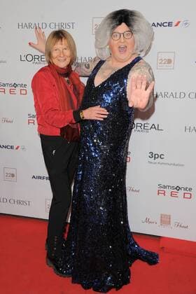 Monika Treut mit Gast Ankunft, roter Teppich zur 31. Preisverleihung des TEDDY AWARD im Haus der Berliner Festspiele am 17.02.2017