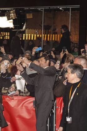 Schauspieler Hugh Jackman macht Fotos mit Fans auf der Berlinale für den Film Logan am 17.02.2017 Schauspieler Hugh Jackman macht Fotos mit Fans auf der Berlinale für den Film Logan am 17.02.2017