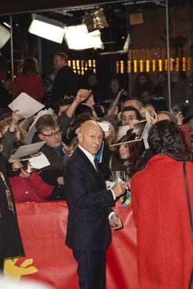 Schauspieler Patrick Stewart gibt Fans Autogramme auf der Berlinale für den Film Logan am 17.02.2017 Schauspieler Patrick Stewart gibt Fans Autogramme auf der Berlinale für den Film Logan am 17.02.2017