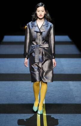 A model takes to the catwalk wearing a creation from the Fall Winter 2017 collection of Spanish designer Moises Nieto on the second day of the Mercedes-Benz Fashion Week Madrid (MBFWM) held at the IFEMA Congress and Events center in Madrid, 18 February 2017. THE MBFWM runs from 16 to 21 February. MADRID FASHION WEEK !ACHTUNG: NUR REDAKTIONELLE NUTZUNG!  Copyright: xZipix GRA075 20170218-636230193778416256