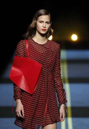 A model takes to the catwalk wearing a creation from the Fall Winter 2017 collection of Spanish designer Moises Nieto on the second day of the Mercedes-Benz Fashion Week Madrid (MBFWM) held at the IFEMA Congress and Events center in Madrid, 18 February 2017. THE MBFWM runs from 16 to 21 February. MADRID FASHION WEEK !ACHTUNG: NUR REDAKTIONELLE NUTZUNG!  Copyright: xZipix GRA075 20170218-636230193869519088