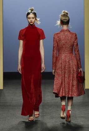 A model takes to the catwalk wearing a creation from the Fall Winter 2017 collection of Spanish designer Miguel Marinero on the second day of the Mercedes-Benz Fashion Week Madrid (MBFWM) held at the IFEMA Congress and Events center in Madrid, 18 February 2017. THE MBFWM runs from 16 to 21 February. MADRID FASHION WEEK !ACHTUNG: NUR REDAKTIONELLE NUTZUNG!  Copyright: xZipix GRA075 20170218-636230200126910864
