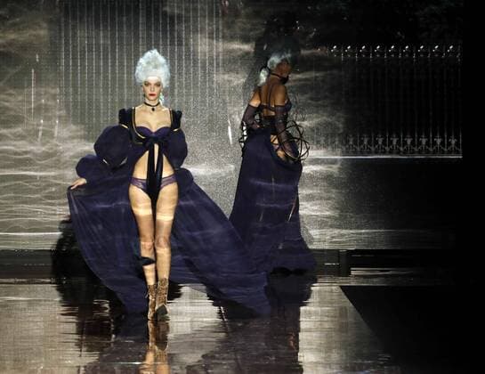A model takes to the catwalk wearing a creation from the Fall Winter 2017 collection by Spanish designer Andres Sarda on the second day of the Mercedes-Benz Fashion Week Madrid (MBFWM) held at the IFEMA Congress and Events center in Madrid, 18 February 2017. THE MBFWM runs from 16 to 21 February. MADRID FASHION WEEK !ACHTUNG: NUR REDAKTIONELLE NUTZUNG!  Copyright: xZipix GRA104 20170218-636230257869476432