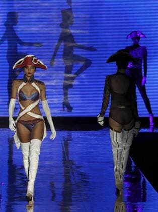 A model takes to the catwalk wearing a creation from the Fall Winter 2017 collection by Spanish designer Andres Sarda on the second day of the Mercedes-Benz Fashion Week Madrid (MBFWM) held at the IFEMA Congress and Events center in Madrid, 18 February 2017. THE MBFWM runs from 16 to 21 February. MADRID FASHION WEEK !ACHTUNG: NUR REDAKTIONELLE NUTZUNG!  Copyright: xZipix GRA104 20170218-636230257899584046