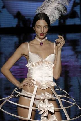 A model takes to the catwalk wearing a creation from the Fall Winter 2017 collection by Spanish designer Andres Sarda on the second day of the Mercedes-Benz Fashion Week Madrid (MBFWM) held at the IFEMA Congress and Events center in Madrid, 18 February 2017. THE MBFWM runs from 16 to 21 February. MADRID FASHION WEEK !ACHTUNG: NUR REDAKTIONELLE NUTZUNG!  Copyright: xZipix GRA104 20170218-636230258694393856