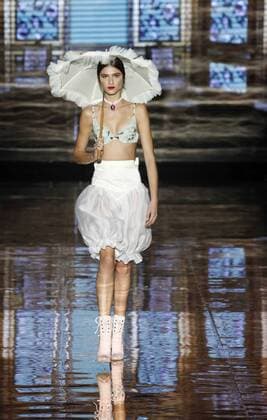 A model takes to the catwalk wearing a creation from the Fall Winter 2017 collection by Spanish designer Andres Sarda on the second day of the Mercedes-Benz Fashion Week Madrid (MBFWM) held at the IFEMA Congress and Events center in Madrid, 18 February 2017. THE MBFWM runs from 16 to 21 February. MADRID FASHION WEEK !ACHTUNG: NUR REDAKTIONELLE NUTZUNG!  Copyright: xZipix GRA104 20170218-636230258564759518