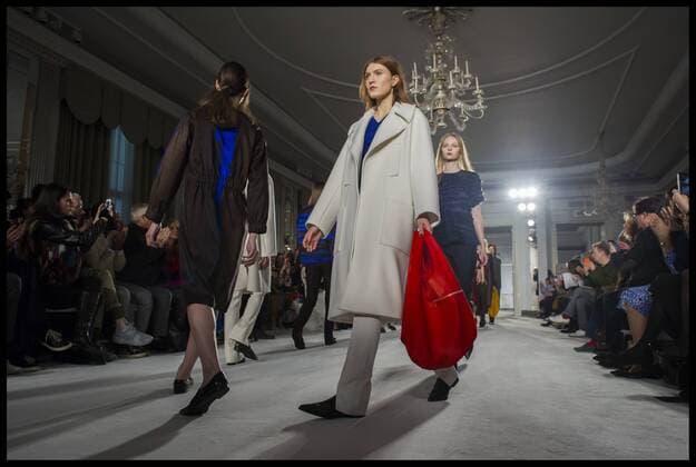 . 18 02 2017. London, United Kingdom. Models walk the catwalk for the Jasper Conran show on the second day of London Fashion Week 2017 at Claridge s, Mayfair, London, UK.  xBenxStevensx xi-Imagesx IIM-14428-0003